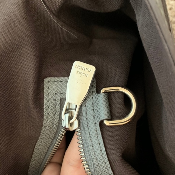 Louis Vuitton Taiga Leather Roman Messenger Bag MM - Picture 5 of 8